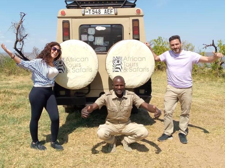 Lena, Elias, John, safari jeep Serengeti