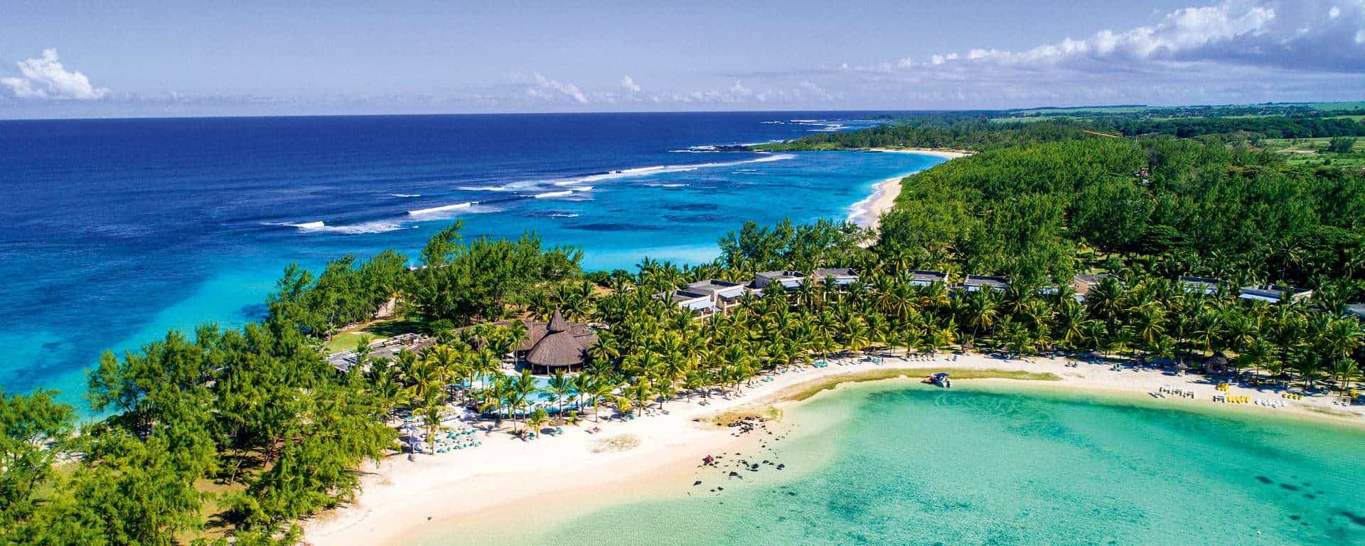 Lummig tropisk strandrott med kristallklart vatten och grönskande palmer, perfekt för Afrikanska safariturer och avkoppling. Drömresmål för safariälskare och strandfantaster.