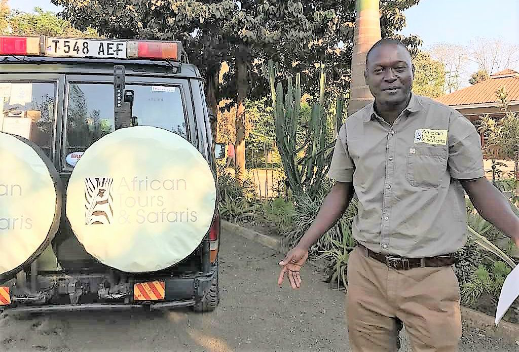 Safari guide Jackson vid en African Tours & Safaris jeep