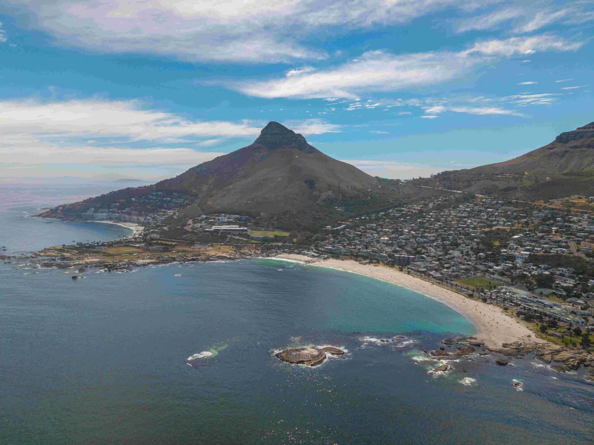 Fjärran utsikt över Lion's Head och Camps Bay, Cape Town, Sydafrika, med havsstrand, stadslandskap och bergsformationer. Perfekt för safari- och naturälskare som söker unika Afrika-upplevelser.